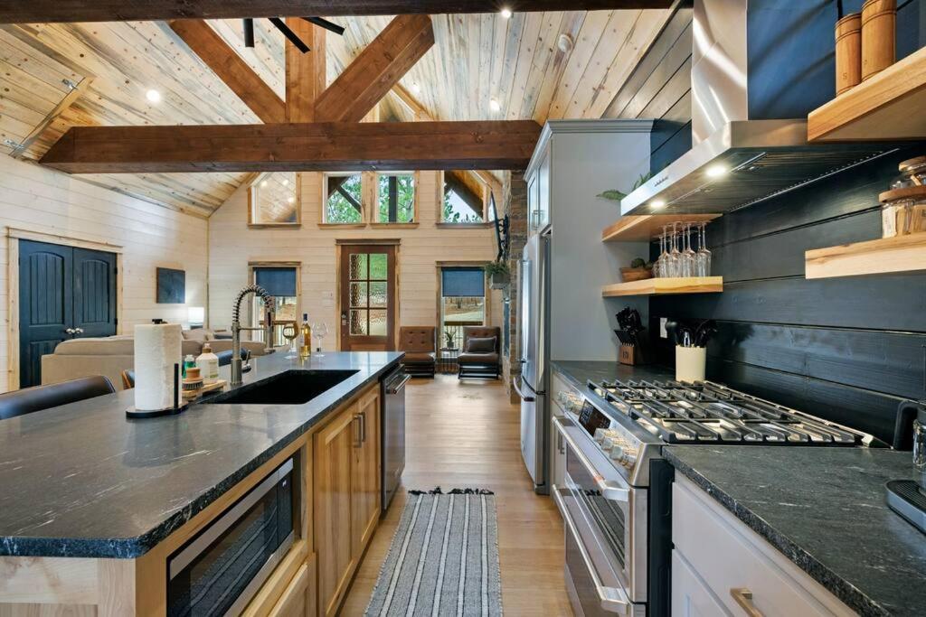 Lone Pine Lodge. Brand New! 2 Bedroom Luxury Cabin. Broken Bow Eksteriør bilde